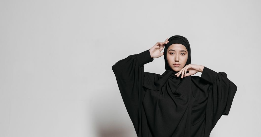 The Best Abaya for Umrah Travel: Wrinkle-Free Style Guide