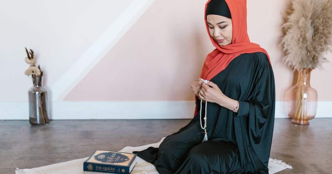 Woman in a flowing black abaya standing outdoors, relaxed loose-fit silhouette
