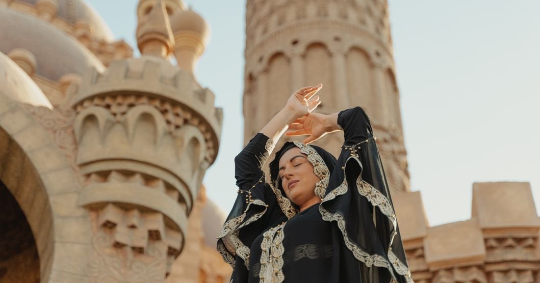 Abaya History and Design: From Tradition to Trendy Modernity