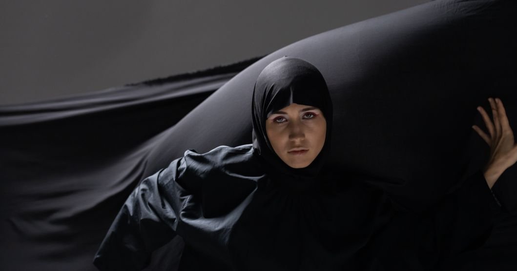 What is the Significance of Wearing Abaya in UAE Culture?