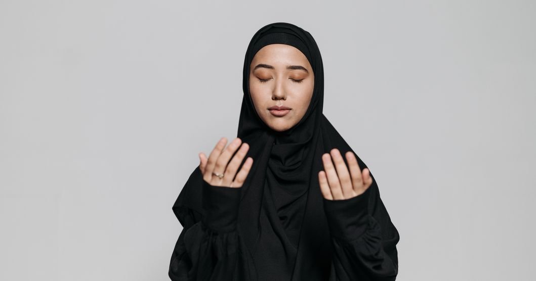 What to Wear Under an Abaya: Smart Layering Ideas for 2026